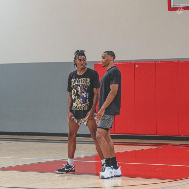 NBA：马刺新秀文班亚马闪耀 全场送出六盖帽（NBA：马刺状元文班亚马爆发 单场送出6记大帽）