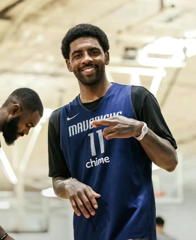 望无大碍！纪卓投射三分下落踩到陶汉林崴脚 后者被吹违体犯规（愿无大碍！纪卓三分出手落地踩到陶汉林致脚踝崴伤，陶汉林被吹违体犯规）