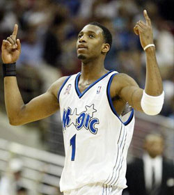 老鹰全队失误频发，特雷·杨与杰伦·约翰逊失误次数并列第一（老鹰失误连连，特雷·杨与杰伦·约翰逊并列队内失误最多）