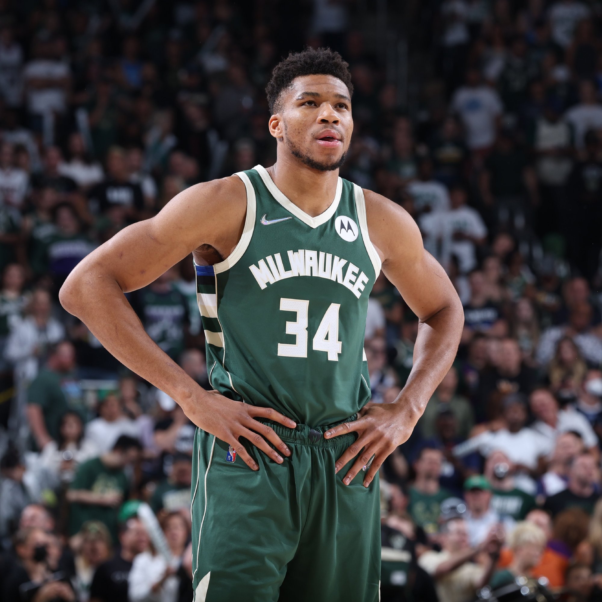 詹姆斯：不管我是21还是41，膝盖内侧被那样撞到都很危险（詹姆斯：不分年龄，膝盖内侧挨那样一撞都很危险）