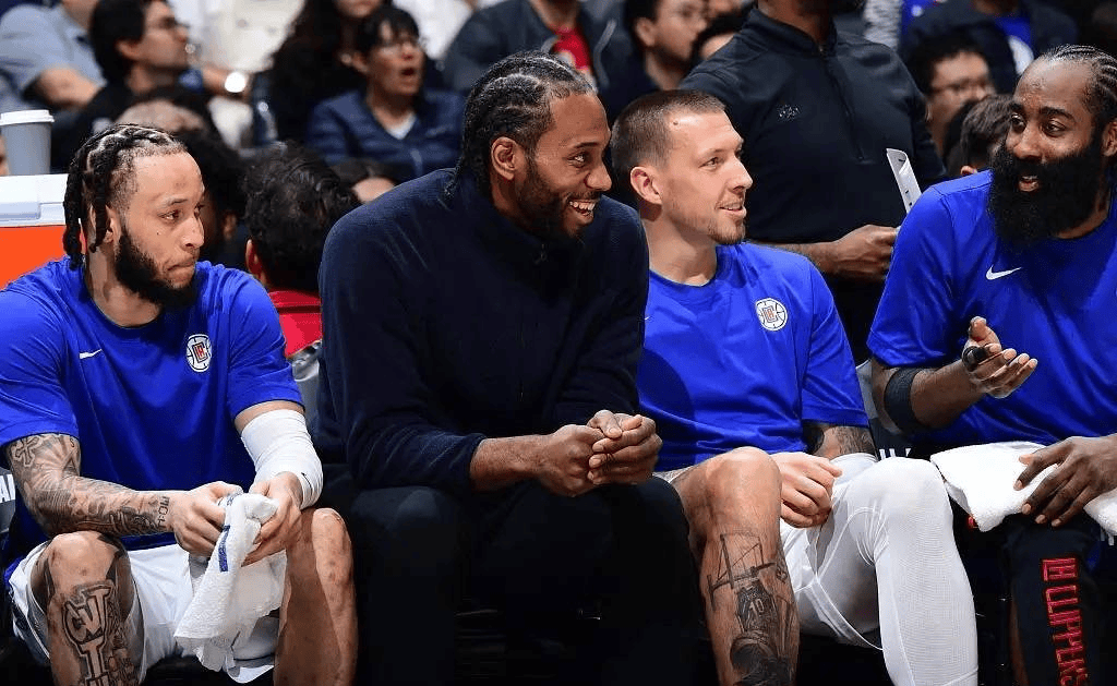 英格拉姆首节闪耀，高效得分引领球队（英格拉姆开局爆发，高效火力带队前行）