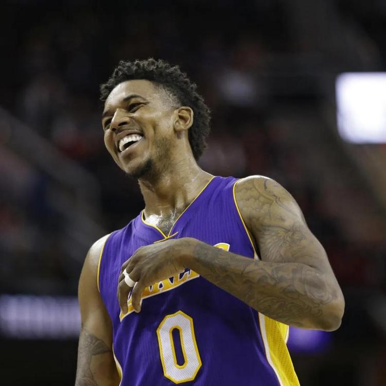 欧文突破防守助攻制胜（欧文强突破防线妙传制胜）