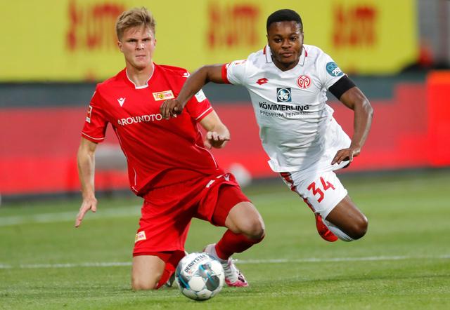 芬奇：华子吸引包夹，既能为队友创造机会，自己也能得到好的出手机会（芬奇：华子牵制包夹，既盘活队友也能获得高质量出手）