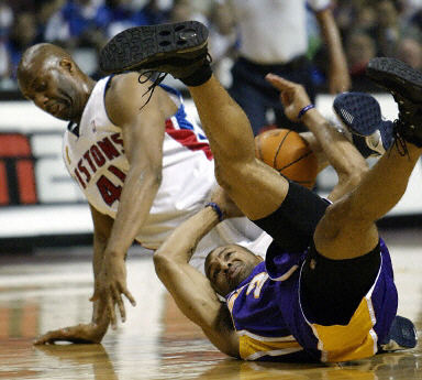 火药味拉满！詹姆斯对狄龙喷垃圾话：你这个小婊砸（剑拔弩张！詹姆斯怒怼狄龙：你这小崽子）