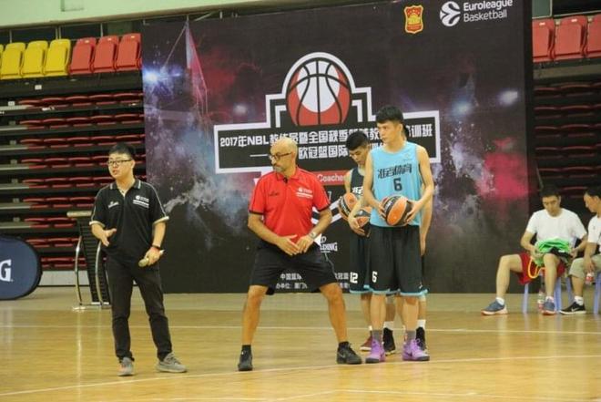 欧冠积分榜分析：小组晋级形势紧张,（欧冠形势解读：小组出线争夺白热化）