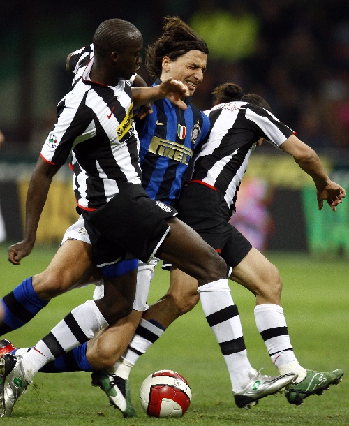 门将：兄弟，你别这样吓我（门将：哥们儿，别把我吓坏了）