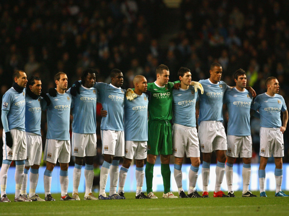 TA：因现代足球重视边路与攻防转换，菱形中场阵型已几乎绝迹（TA：当代足球崇尚边路与攻防转换，菱形中场几近消失）