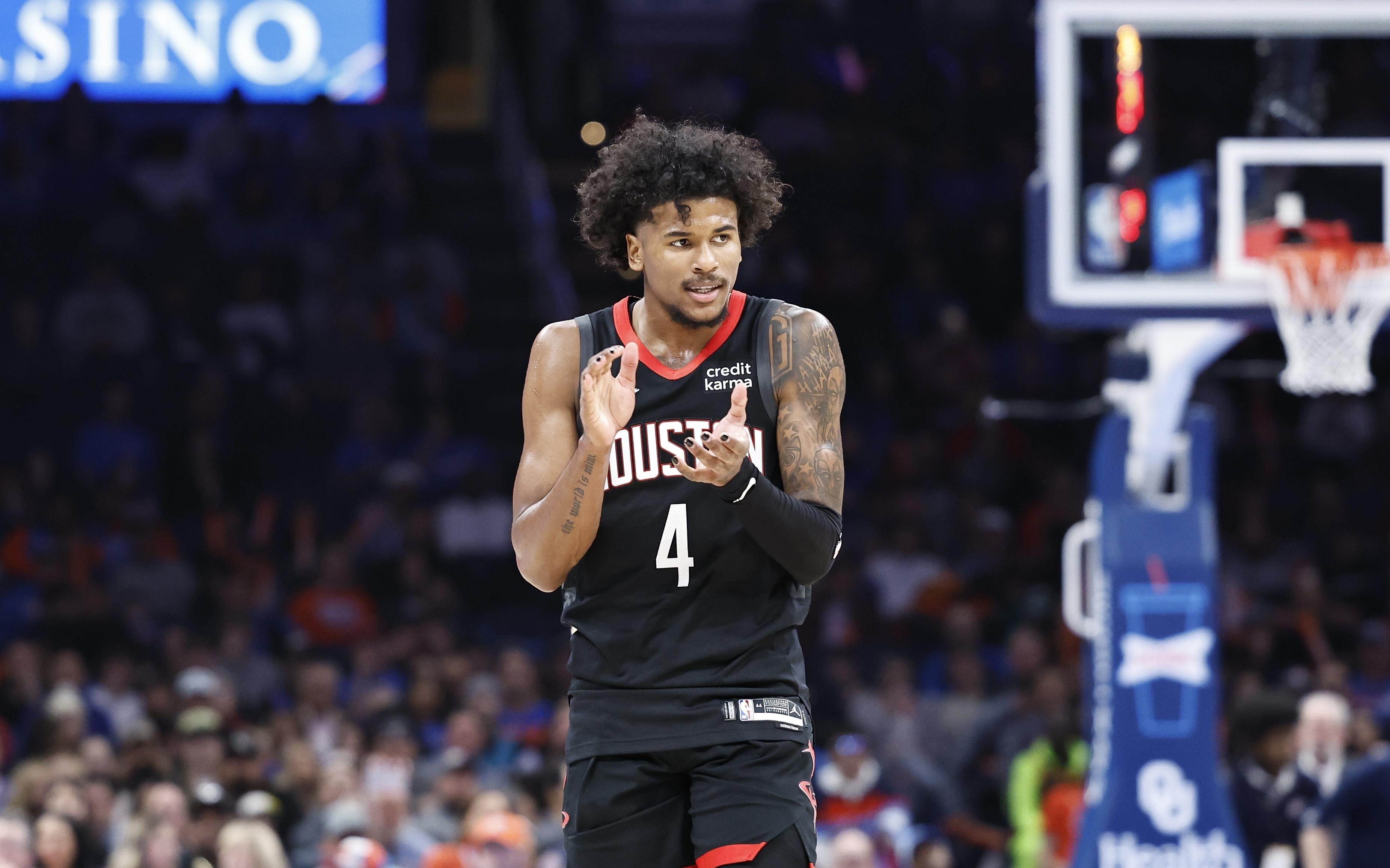 球迷宠儿！哈特扭脚伤退 麦迪逊广场花园观众起立鼓掌致敬（人气球员哈特脚踝扭伤退赛，麦迪逊广场花园全场起立鼓掌致敬）