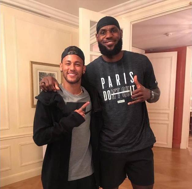 李玮洒成为首位获OPBF金腰带的中国女子拳手，多次在国际赛场取得胜利，正式转型为职业拳击选手。（李玮洒斩获OPBF金腰带成中国女拳第一人，多次在国际赛场告捷并正式转型职业拳手）