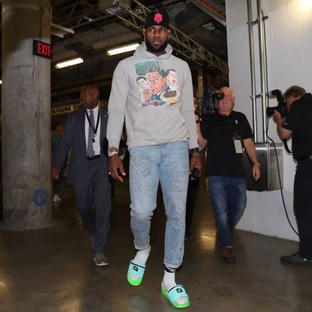 WTT年终总决赛：“莎头”3-2险胜中国香港组合晋级（WTT年终总决赛：“莎头”五局鏖战3-2险胜中国香港组合，惊险晋级）