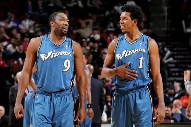 詹杜迎第44次交手！詹姆斯常规赛19胜10负&季后5胜9负（詹杜迎来第44次对决：詹姆斯常规赛19胜10负，季后赛5胜9负）