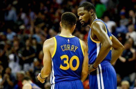 皇马在国家德比后失利，阿隆索面临下课危机，巴萨趁机领跑，西甲争冠形势严峻。（国家德比失利令皇马受挫，阿隆索帅位告急，巴萨乘势领跑，西甲争冠风云突变）